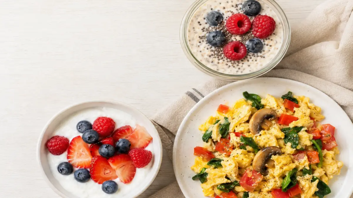 Greek yogurt with berries, vegetable scrambled eggs and overnight oats among high-protein breakfasts for weight loss